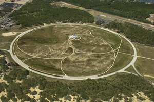 The Wright Brothers National Memorial está en Kill Devil Hills, Carolina del Norte, a 4 millas (6 km) de Kitty Hawk.