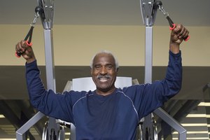Hombre ejercitándose en una máquina de pesas en el gimnasio.