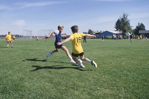 El fútbol involucra correr y cambiar direcciones, lo que puede ocasionar heridas de ingle.