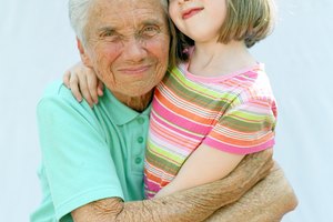 Ayuda a tu hijo a vestirse como la abuela.