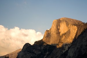 La ladera emblemática de Half Dome domina Yosemite Valley.