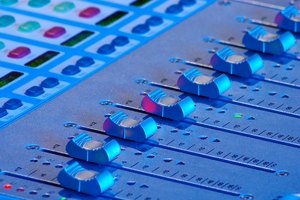 Cada control deslizante modifica una frecuencia diferente.