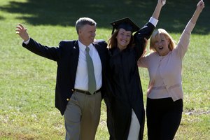 La elección sobre lo que va a usar en la graduación para tu hijo es fácil, para ti, no tanto.