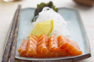 El aceite de pescado es muy rico en diversos ácidos grasos esenciales del grupo de los omega-3.