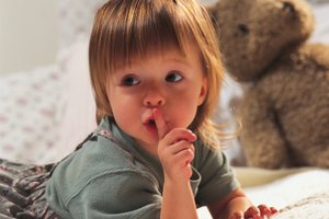Algunos niños pequeños tienen dificultades para quedarse dormidos.