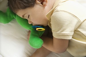 Tu hijo pequeño debería hacer una exitosa transición a una cama para infante con el tiempo.