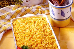Hornea los macarrones con queso en una fuente profunda.
