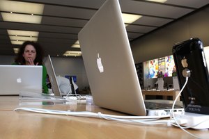 Dejar tu MacBook Pro conectada está bien en la mayoría de las circunstancias.