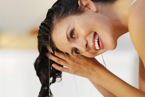 Lavarte el pelo una vez al día es suficiente para evitar el exceso de aceite.