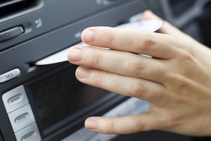 Cómo agregar una conexión auxiliar a la radio de fábrica de un Nissan Versa.