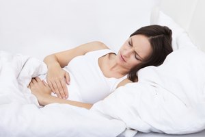 El médico puede recomendarte que disminuyas las comidas altas en grasa cuando eres propenso a la indigestión.