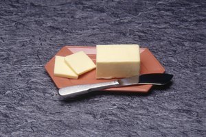 Las grasas trans sintéticas provienen de alimentos como la margarina que contienen aceite parcialmente hidrogenado.