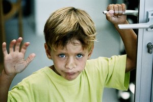 Los niños pueden aprender modales para la puerta desde pequeños.