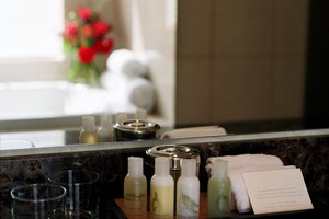 Elige pasar una estadía corta en un hotel local.