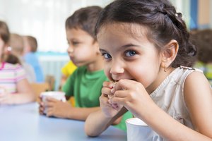 Los niños de edad preescolar necesitan nutrientes para crecer y desarrollarse.