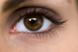 Los tratamientos para el contorno de ojos están diseñados para combatir los problemas específicos de la zona.