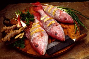 El pargo rojo fresco con jengibre y el ajo puede proporcionar una variedad de beneficios para la salud.
