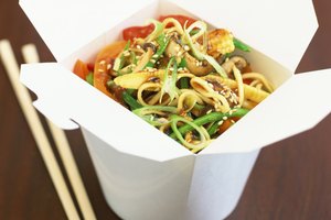 Los fideos de arroz se encuentran en toda Asia y se usan en varias cocinas incluyendo la tailandesa y la china.