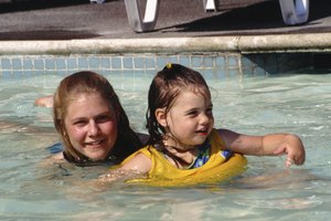 Los niños con tubos auditivos colocados deben evitar que el agua les entre en los oídos.