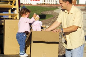 Deja que los niños pequeños ayuden a embalar sus propias cosas.