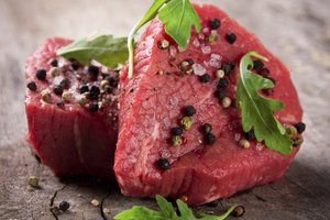 Continúa consumiento alimentos con hierro como la carne roja.