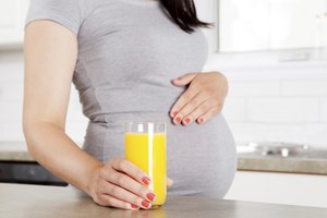 La mayoría de los jugos de frutas están bien para beber en el embarazo.