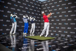 Webb Simpson utiliza colores brillantes por Izod.