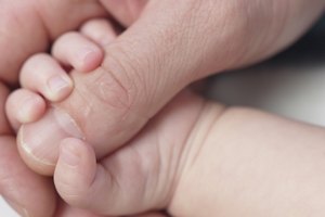 Mientras un resfrío común es más probable para irritar a tu bebé que hacerle daño, todavía hay algunos riesgos asociados con la exposición al resfrío.