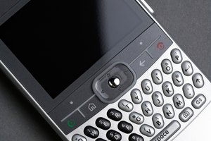 Arreglar los auriculares del BlackBerry pueden involucrar abrir el dispositivo.