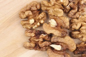 El queso y las nueces son bocadillos bajos en carbohidratos.