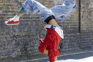 El baile del breakdance requiere una fuerza excelente en el núcleo y en la parte superior del cuerpo.