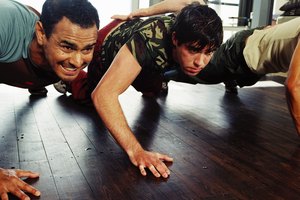 Si las flexiones tradicionales no son lo suficientemente desafiantes intenta usar un sólo brazo.