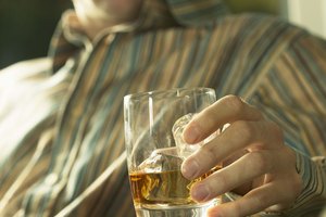 El alcohol reduce la cantidad de oxigeno necesario para el buen funcionamiento del corazón.