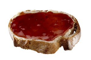 Una rebanada de pan con mermelada puede aumentar rápidamente tu azúcar en sangre.
