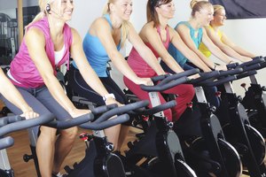 El ciclismo en una bicicleta estática es una de las mejores formas de tonificar las piernas.