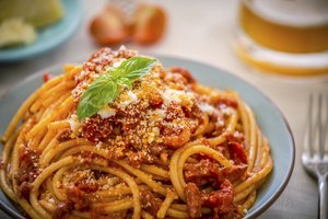 Tanto las proteínas como los carbohidratos contienen moléculas de carbono, hidrógeno y oxígeno.