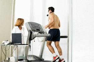 Las pruebas en cintas para correr son monitoreadas de cerca para garantizar su seguridad y precisión.