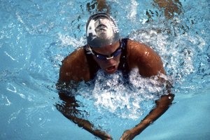 Varía tus estilos de natación para crear confusión muscular.