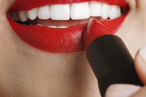 El labial rojo realza la sonrisa.