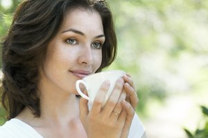 Mujer sosteniendo taza de café.