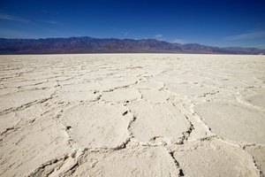 Las Bonneville Salt Flats cerca a Wendover ofrecen un recorrido único en una superficie cubierta de sal.