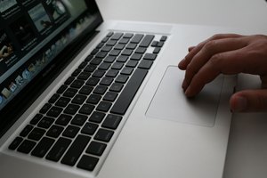 Usa uno de varios métodos para solucionar el problema de la energía en la MacBook.