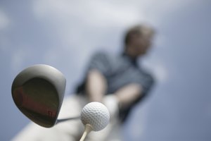 Pararse demasiado cerca de la pelota hace que sea difícil golpearla bien.