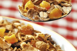Los cereales altos en salvado son una buena manera de agregar fibra insoluble en tu dieta.