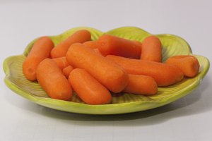 Intenta consumir bocadillos saludables como zanahorias bebés.