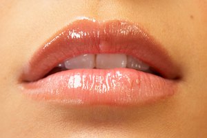 Aplica un toque de brillo de labios claro en la parte media del labio inferior para un toque final.