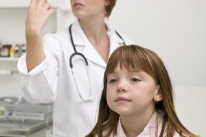 Las vacunas ayudan a proteger a tu hijo contra enfermedades como la poliomielitis y la hepatitis.