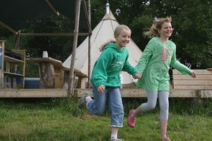 Acampar en un tipi es una alternativa divertida para una vacación familiar o una escapada romántica.