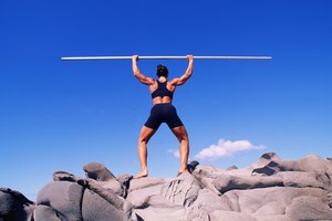 Una vez que el dolor haya pasado, trabaja con un entrenador profesional o personal certificado para asegurar que tu técnica está en buen camino.