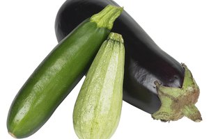 Las verduras frescas bajas en sodio pueden ayudar a prevenir la retención de agua.
